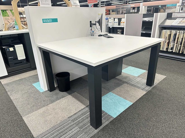 Hoge tafel met scheidingswand - afbeelding 1 van  4