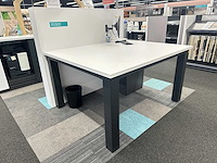 Hoge tafel met scheidingswand - afbeelding 1 van  4