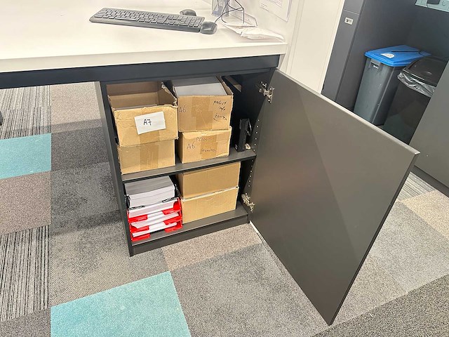 Hoge tafel met scheidingswand - afbeelding 3 van  4