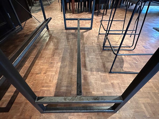 Hoge tafel met stalen frame - afbeelding 4 van  5