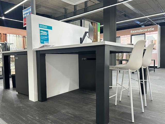 Hoge tafel met tussenwand - afbeelding 1 van  8