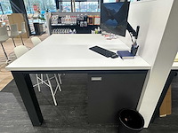 Hoge tafel met tussenwand - afbeelding 3 van  8