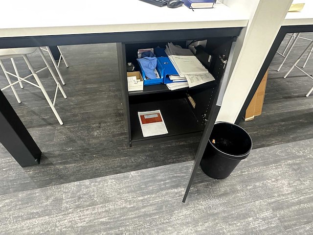 Hoge tafel met tussenwand - afbeelding 4 van  8