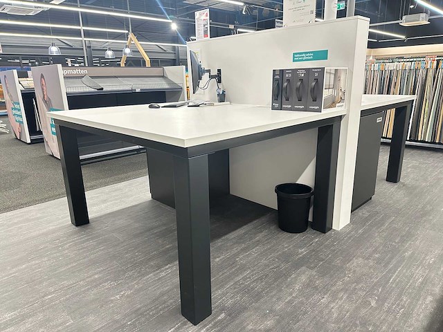 Hoge tafel met tussenwand - afbeelding 1 van  6