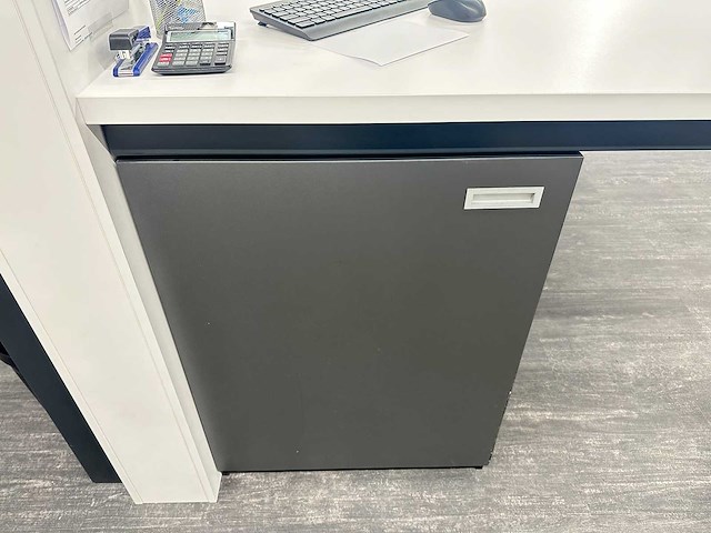 Hoge tafel met tussenwand - afbeelding 4 van  6