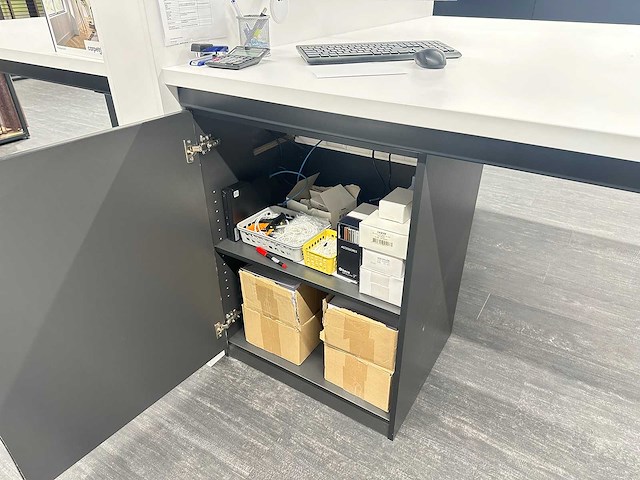 Hoge tafel met tussenwand - afbeelding 5 van  6