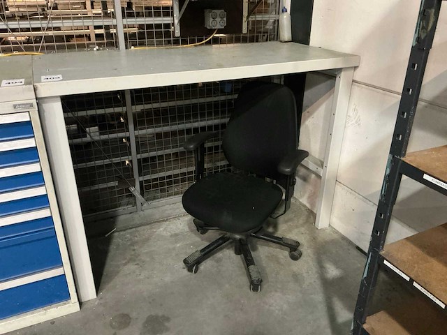 Hoge werktafel met bureaustoel - afbeelding 1 van  5