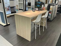 Hoge winkeltafel voorzien van vier krukken - afbeelding 1 van  5