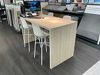 Hoge winkeltafel voorzien van vier krukken - afbeelding 2 van  5