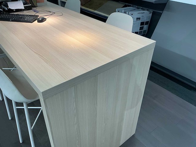 Hoge winkeltafel voorzien van vier krukken - afbeelding 3 van  5