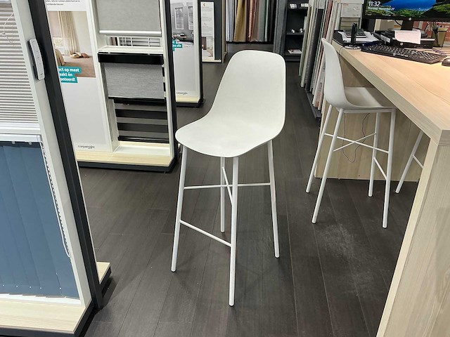 Hoge winkeltafel voorzien van vier krukken - afbeelding 4 van  5