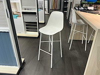 Hoge winkeltafel voorzien van vier krukken - afbeelding 4 van  5