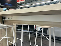 Hoge winkeltafel voorzien van vier krukken - afbeelding 5 van  5