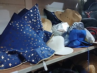 Hoge zwarte hoeden, helmen piraat, cowboy tirol - afbeelding 4 van  17