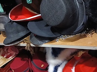 Hoge zwarte hoeden, helmen piraat, cowboy tirol - afbeelding 10 van  17