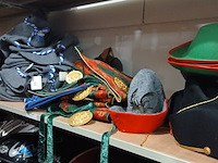 Hoge zwarte hoeden, helmen piraat, cowboy tirol - afbeelding 11 van  17