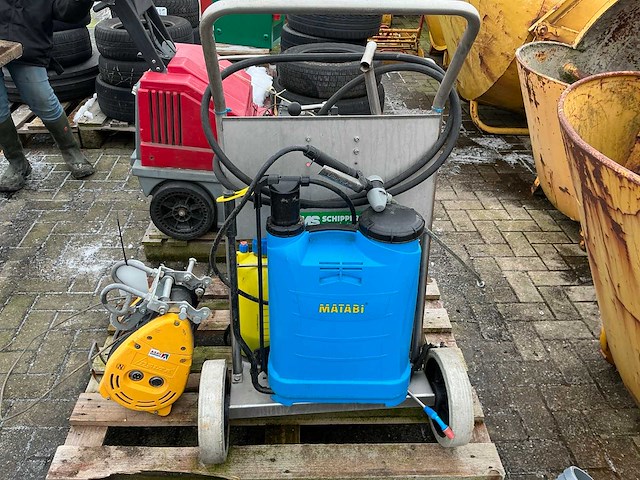 Hogedruk kar en onkruid spuiten - afbeelding 3 van  6