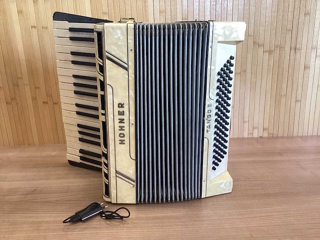 Hohner accordeon met jbl box - afbeelding 1 van  6