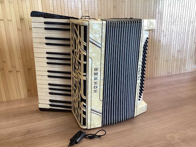 Hohner accordeon met jbl box - afbeelding 2 van  6
