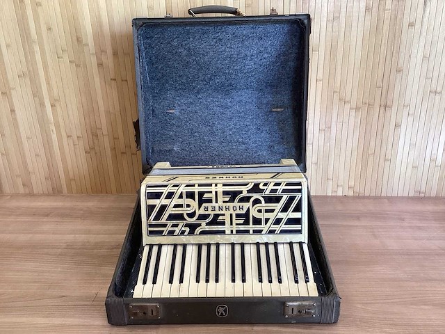 Hohner accordeon met jbl box - afbeelding 6 van  6