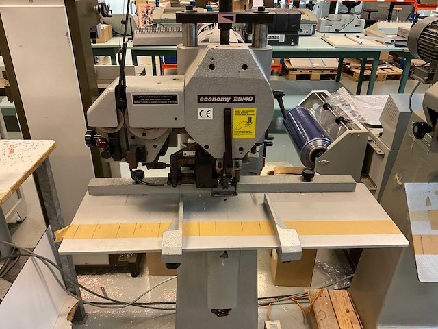 Hohner economy 25/40 hechtmachine - afbeelding 1 van  2