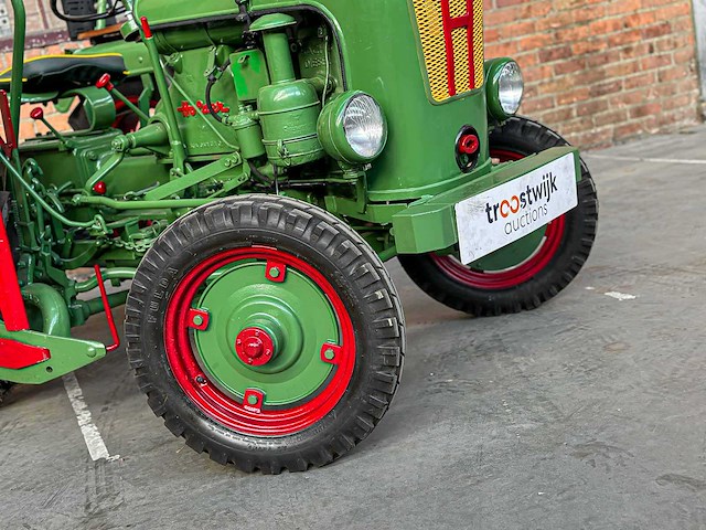 Holder 1955 1-cilinder oldtimer tractor + originele melkwagen, trh-44-x - afbeelding 15 van  48
