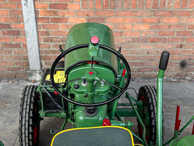 Holder 1955 1-cilinder oldtimer tractor + originele melkwagen, trh-44-x - afbeelding 33 van  48