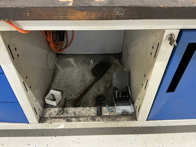 Holen werkbank met inhoud - afbeelding 3 van  7