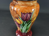 Hollinshead & kirkham (h&k) tunstall handgeschilderde keramische vaas in het tulip time patroon - afbeelding 1 van  5