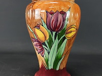 Hollinshead & kirkham (h&k) tunstall handgeschilderde keramische vaas in het tulip time patroon - afbeelding 2 van  5