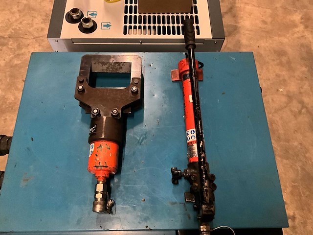 Holmatro reddingsgereedschappen hydraulische kabelknipper & handmatige hydraulische pomp - afbeelding 2 van  4