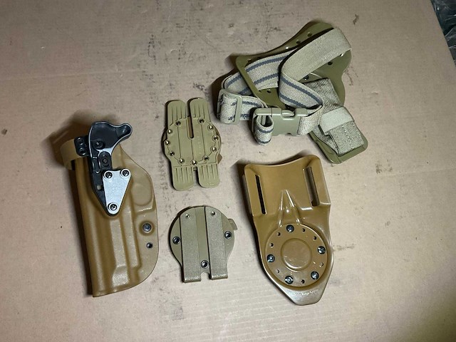 Holster and parts - afbeelding 2 van  2
