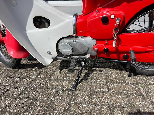 Honda - c 50 - brommer -1977 - afbeelding 2 van  23