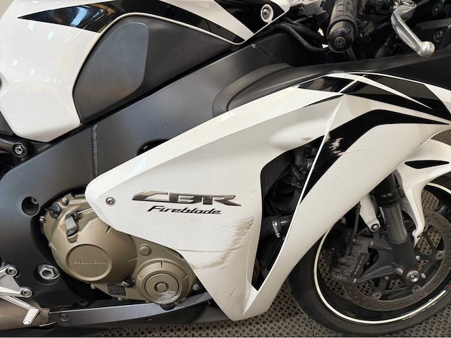 Honda - fireblade - sport - motorfiets - 2008 - afbeelding 2 van  17