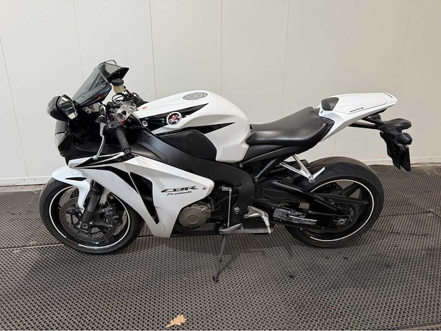 Honda - fireblade - sport - motorfiets - 2008 - afbeelding 1 van  17