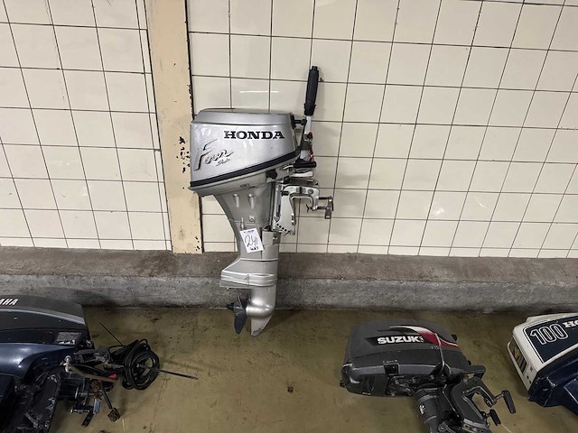 Honda 4 stroke - 8 pk - buitenboordmotor - afbeelding 1 van  6