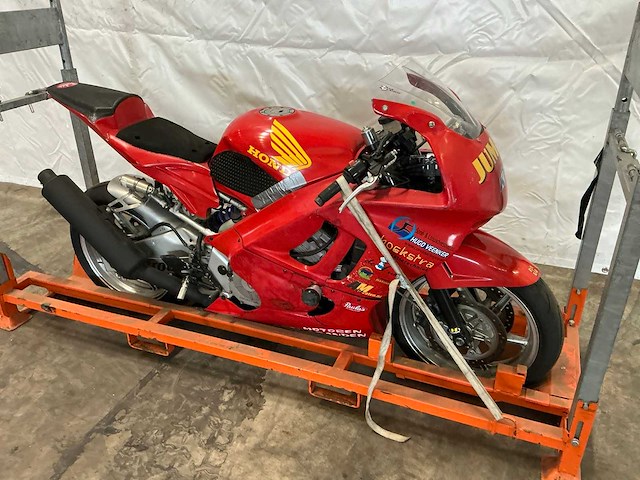 Honda pc25 600cc circuit racer motorfiets - afbeelding 1 van  4
