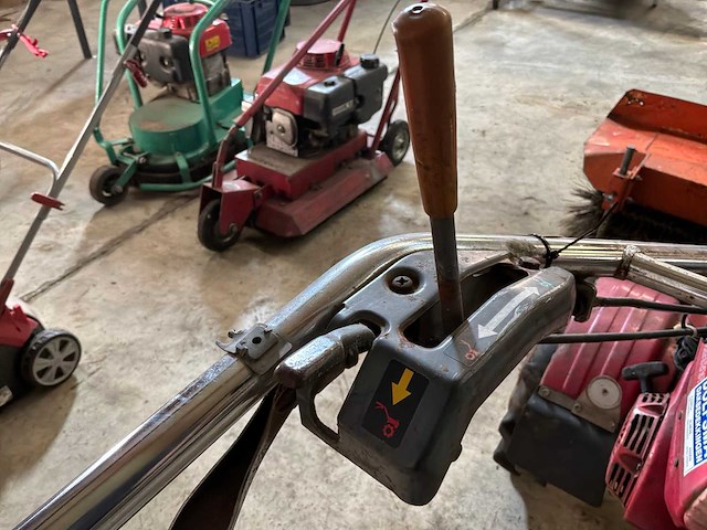 Honda zelfrijdende veegmachine - afbeelding 7 van  9