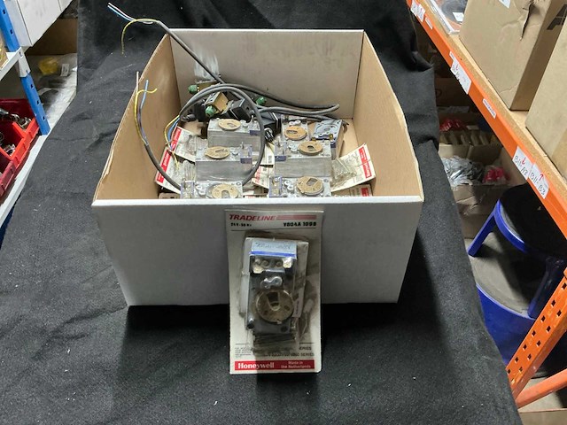 Honeywell tradeline v804a1098 24v solenoïde-operator (9x) - afbeelding 1 van  2