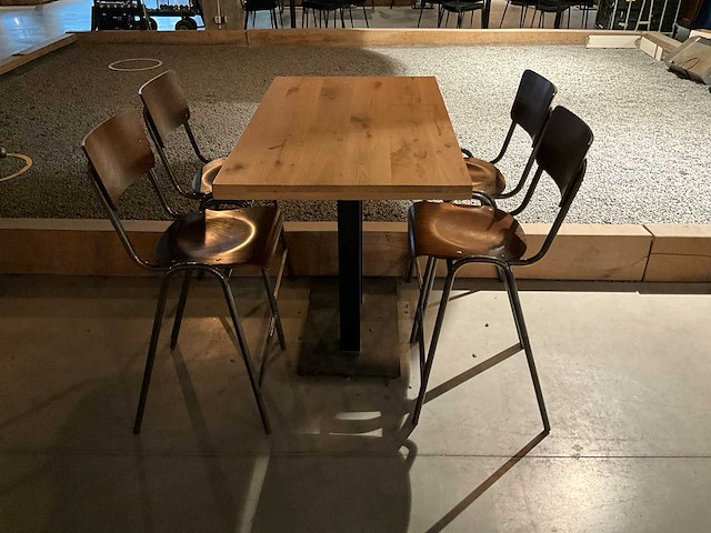 Hoog eettafel met stoelen - afbeelding 1 van  3