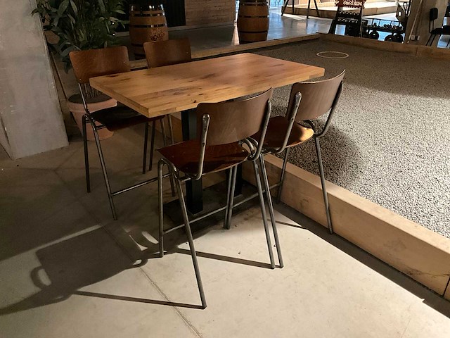 Hoog eettafel met stoelen - afbeelding 2 van  3