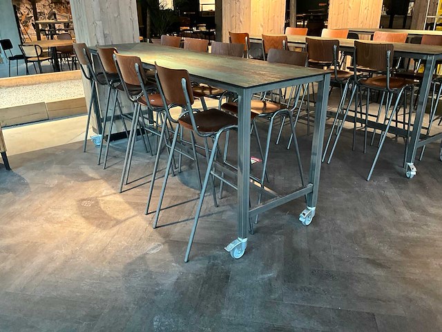 Hoog verrijdbare eettafel met stoelen - afbeelding 2 van  4