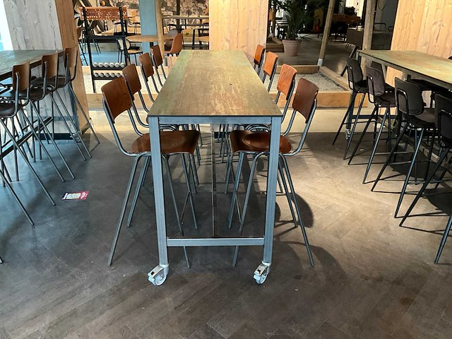 Hoog verrijdbare eettafel met stoelen - afbeelding 1 van  4