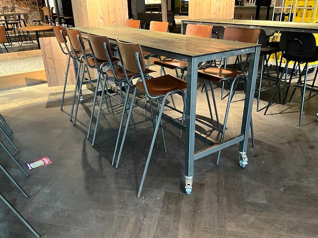 Hoog verrijdbare eettafel met stoelen - afbeelding 2 van  4