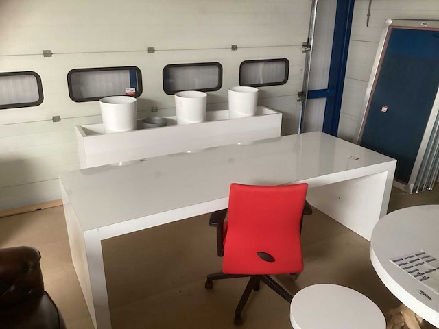 Hoogglans bureau / tafel met bloembak - afbeelding 1 van  3