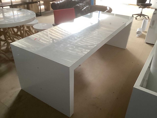 Hoogglans bureau / tafel met bloembak - afbeelding 2 van  3
