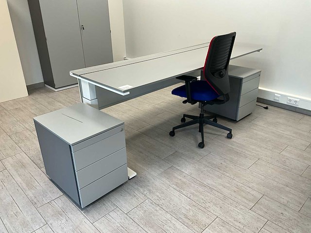 Hoogte-verstelbare bureauopstelling - afbeelding 1 van  5