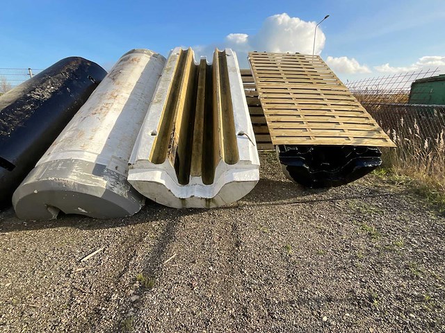 Hoogwaardige offshore / ponton, baggerpijpen, drijvers (16x) - afbeelding 12 van  15
