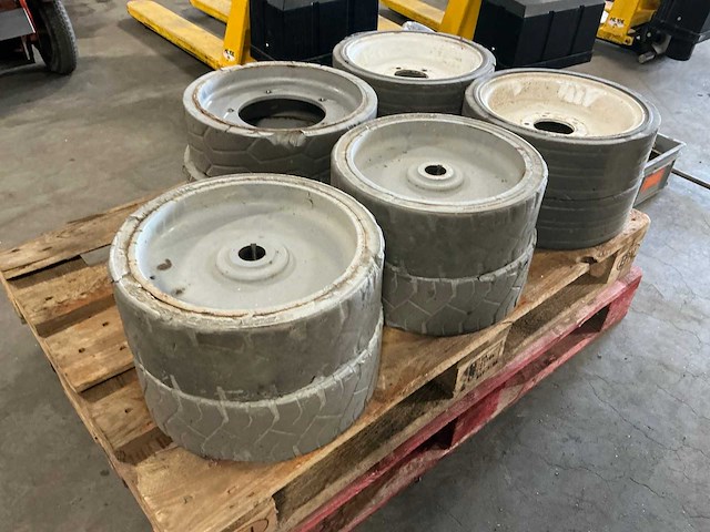 Hoogwerker banden (10x) - afbeelding 1 van  5