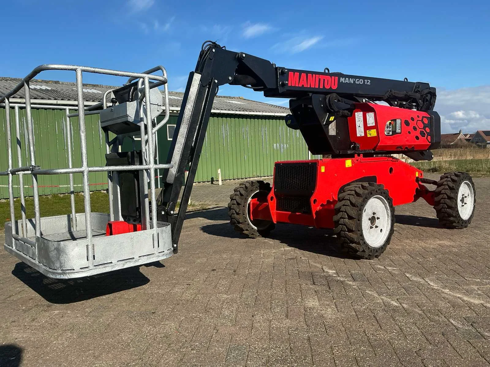 Hoogwerkers, heftrucks, bouwmachines en gereedschappen